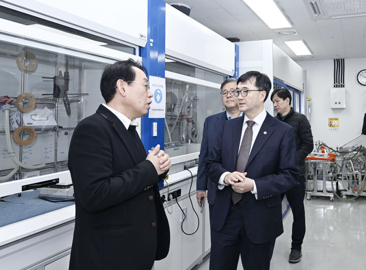 [세종=뉴시스] 기획예산처는 임기근 장관 직무대행 차관이 11일 경기 성남시 소재 기후테크 스타트업 '에이올코리아'을 방문해 기후 분야 스타트업들과의 간담회를 열었다고 밝혔다. (사진=기획처 제공) 2026.02.11. photo@newsis.com *재판매 및 DB 금지