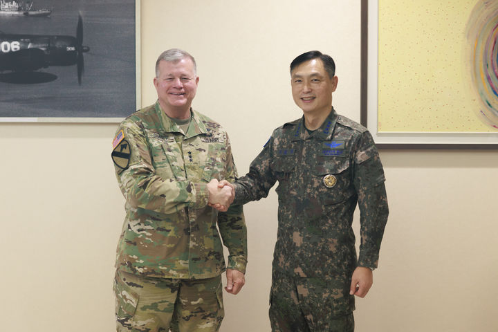 [서울=뉴시스] 2월 11일 구상모 합참 군사지원본부장(오른쪽)이 합참을 방문한 마크 시멀리 미국 국방군수국장과 기념촬영을 하고 있다. (사진=합동참모본부 제공) 2026.02.11. photo@newsis.com *재판매 및 DB 금지