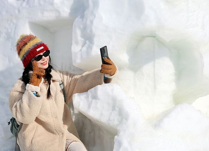 [평창=뉴시스] 지난 대관령눈꽃축제 눈 조각 광장에서 방문객이 사진을 찍고 있다. (사진=뉴시스 DB). photo@newsis.com  *재판매 및 DB 금지