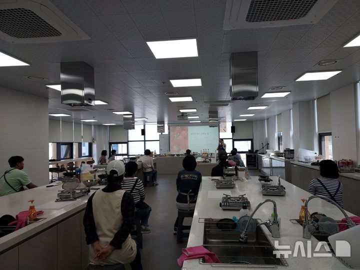 [경기광주=뉴시스]자연채 푸드팜 센터에서 지역 먹거리 요리 강좌 참가자를 모집한다(사진=광주시 제공)2026.02.11.photo@newsis.com