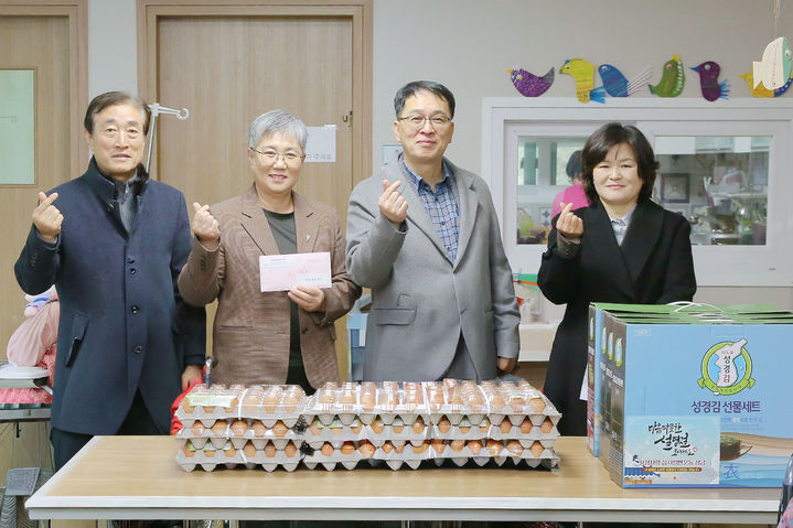 [횡성=뉴시스] 명절을 앞두고 사회복지시설을 방문해 위문금과 위문품을 전달하는 모습. (사진=횡성군 제공) 2026.02.11. photo@newsis.com *재판매 및 DB 금지