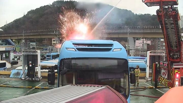 부산소방, 전기버스 화재진압장치 도입 첫날 '현장 진화'