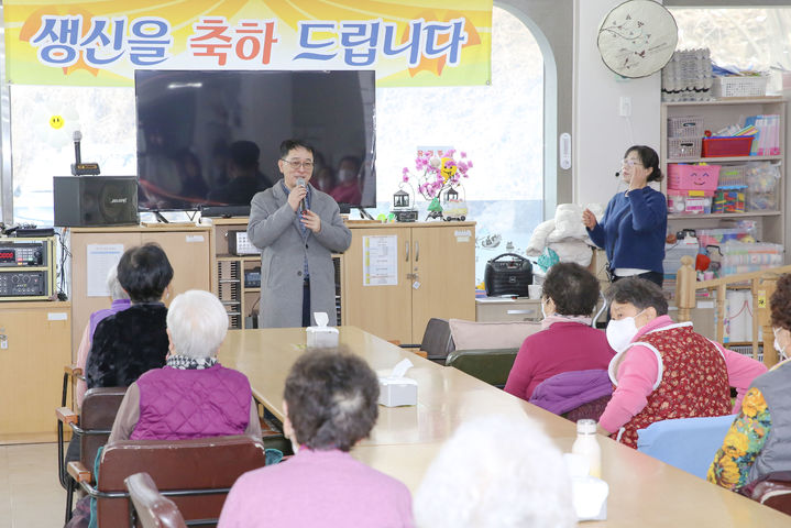 [횡성=뉴시스] 사회복지시설에서 어르신 생신을 함께 축하하는 따뜻한 순간. (사진=횡성군 제공) 2026.02.11. photo@newsis.com *재판매 및 DB 금지