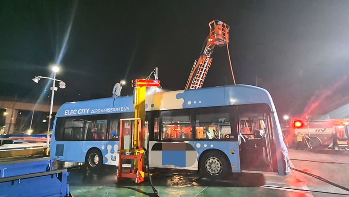 [부산=뉴시스] 10일 오후 부산소방이 전기버스 화재진압장치를 이용해 현장 진화 작업을 펼치고 있다. (사진=부산소방재난본부 제공) 2026.02.11. photo@newsis.com *재판매 및 DB 금지