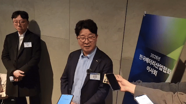 [서울=뉴시스] 엄기천 포스코퓨처엠 대표가 11일 JW메리어트호텔 서울에서 열린 2026년 한국배터리산업협회 이사회‧총회 이후 기자들과 만나 답변하는 모습. (사진=이창훈 기자) 2026.02.11 photo@newsis.com *재판매 및 DB 금지 *재판매 및 DB 금지