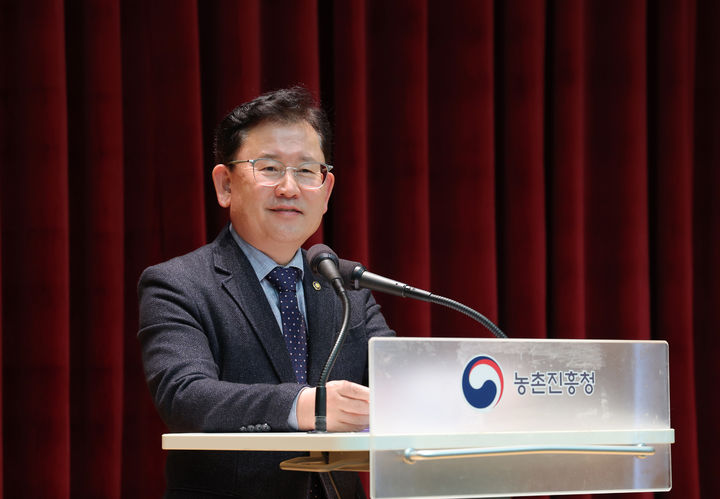 [세종=뉴시스] 이승돈 농촌진흥청장이 10일 본청 국제회의장에서 열린 '2026 KOPIA 소장단 연찬회'에 참석해 발언하고 있다. (세종=농촌진흥청 제공) *재판매 및 DB 금지