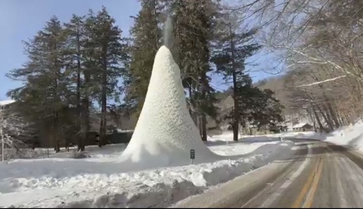혹한 속 美 공원에 '얼음 화산' 등장…높이 9m까지 자라