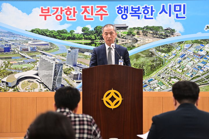 [진주=뉴시스] 김성일 진주시 우주항공경제국장, 지하도상가 활성화 방안 기자회견.(사진=진주시 제공).2026.02.11.photo@newsis.com *재판매 및 DB 금지