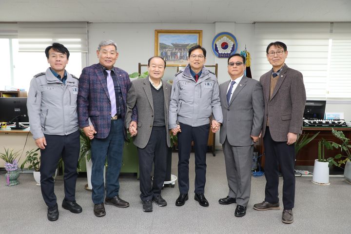 [전주=뉴시스] 11일 김철문 전북경찰청장이 전북 전주시 덕진구 금암동의 전북경찰청 경우회를 찾아 경우회원들과 함께 기념사진을 촬영하고 있다. (사진=전북경찰청 제공) 2026.02.11. photo@newsis.com *재판매 및 DB 금지