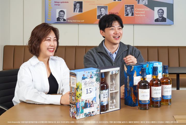 [서울=뉴시스] (왼쪽부터) 페르노리카 코리아 코어 위스키팀 오나영 팀장, 박종규 차장.(사진=페르노리카 코리아 제공) *재판매 및 DB 금지