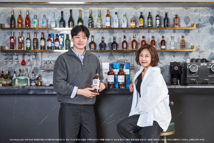 [서울=뉴시스] (왼쪽부터) 페르노리카 코리아 코어 위스키팀 박종규 차장, 오나영 팀장.(사진=페르노리카 코리아 제공) *재판매 및 DB 금지