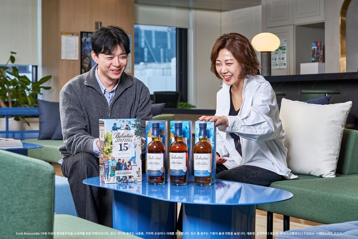 [서울=뉴시스] (왼쪽부터) 페르노리카 코리아 코어 위스키팀 박종규 차장, 오나영 팀장.(사진=페르노리카 코리아 제공) *재판매 및 DB 금지