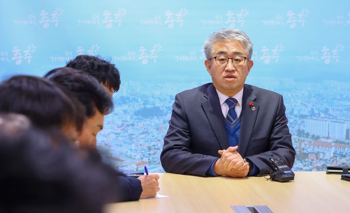 기자간담회하는 김진석 충주시장 권한대행 *재판매 및 DB 금지