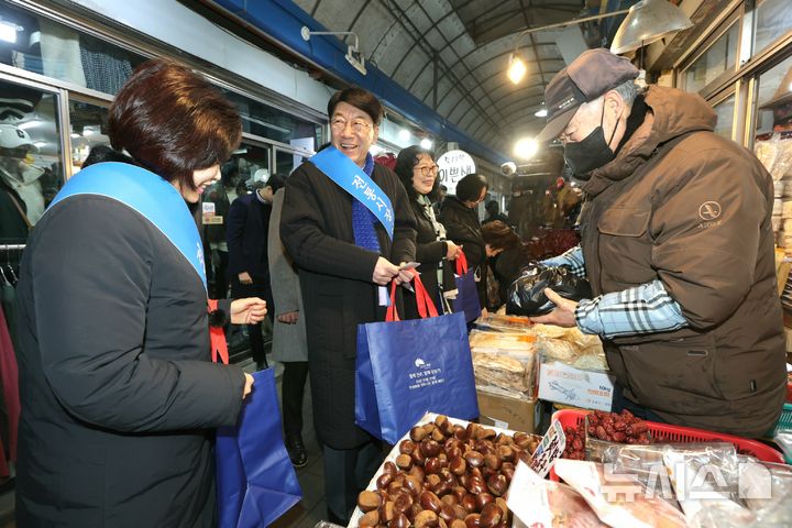 [전주=뉴시스]윤난슬 기자 = 우범기 전주시장은 이날 모래내시장을 찾아 제수용품과 먹거리를 직접 구매하고 상인들과 간담회를 갖는 등 현장 소통에 나섰다. (사진=전주시 제공) 2026.02.11. photo@newsis.com 