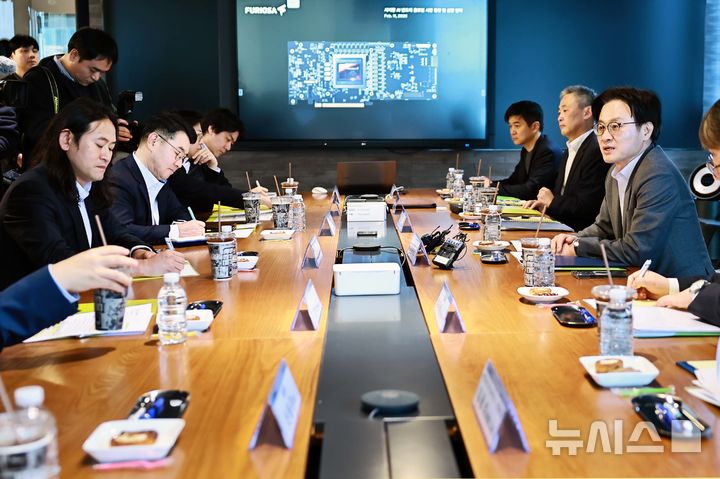 [세종=뉴시스]김정관 산업통상부 장관은 11일 오후 서울 강남구 퓨리오사AI에서 'AI반도체 핵심기업 성장전략 간담회'를 열고 ▲수요창출 확대 ▲팹리스 접근성 강화 ▲금융지원 확대 ▲인재양성 등을 추진하겠다고 약속했다.(사진=산업부 제공)