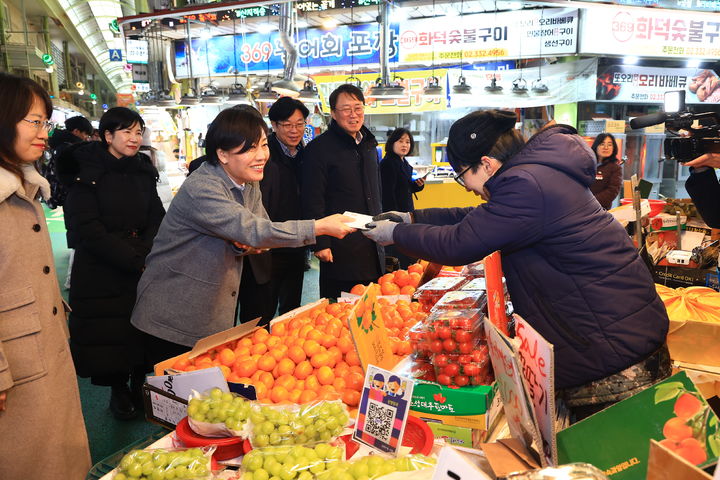 [세종=뉴시스] 농림축산식품부는 송미령 장관이 11일 서울 마포구 망원시장을 방문해 설 성수품 등 농축산물 수급 동향을 살피고, 전통시장 환급행사 등 '농축산물 할인지원 사업' 추진 상황을 점검했다고 밝혔다. (사진=농식품부 제공) 2026.02.11. photo@newsis.com *재판매 및 DB 금지
