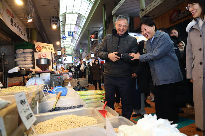 [세종=뉴시스] 농림축산식품부는 송미령 장관이 11일 서울 마포구 망원시장을 방문해 설 성수품 등 농축산물 수급 동향을 살피고, 전통시장 환급행사 등 '농축산물 할인지원 사업' 추진 상황을 점검했다고 밝혔다. (사진=농식품부 제공) 2026.02.11. photo@newsis.com *재판매 및 DB 금지