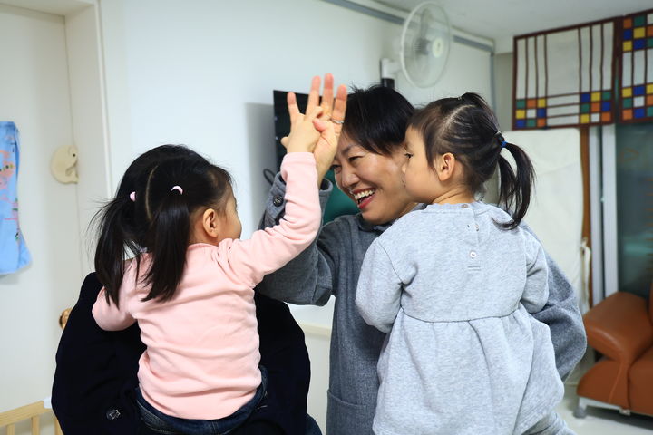 [세종=뉴시스] 사진은 송미령 농림축산식품부 장관이 11일 서울 마포구 소재 아동 보육시설 송죽원을 찾아 전통시장에서 구입한 농축산물과 직원들이 마련한 성금을 전달하며 원생과 관계자를 격려하고 있는 모습. (사진=농식품부 제공) 2026.02.11. photo@newsis.com *재판매 및 DB 금지
