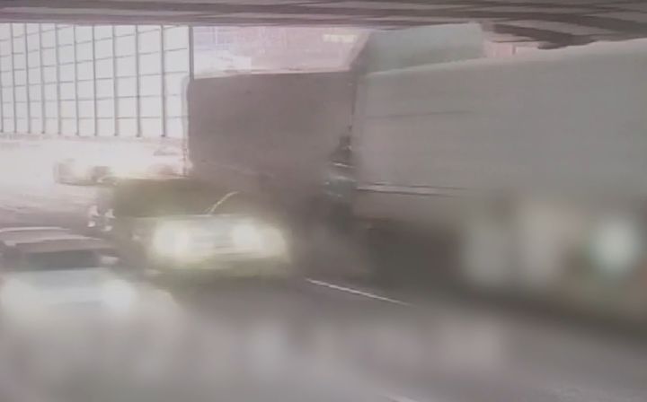 고장으로 멈춘 화물차를 또 다른 화물차가 들이받는 2차 사고 모습. (사진=경기남부경찰청 제공) *재판매 및 DB 금지