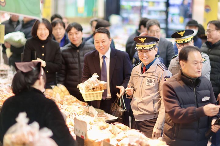 [부산=뉴시스] 11일 엄성규 부산경찰청장 직무대리가 구포시장 현장 점검을 진행하고 있다. (사진=부산경찰청 제공) 2026.02.11. photo@newsis.com *재판매 및 DB 금지