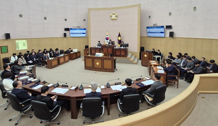 [부산=뉴시스] 기장군의회가 11일 군의회 본회의장에서 군수 및 관계 공무원이 출석한 가운데 제293회 임시회 제2차 본회의를 진행하고 있다. (사진=기장군의회 제공) 2026.02.11. photo@newsis.com *재판매 및 DB 금지