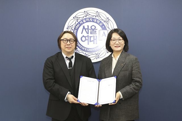 [서울=뉴시스] 박외진(왼쪽) 아크릴 대표와 이윤선 서울여대 총장이 업무협약 기념 촬영을 하고 있다. (사진=서울여대 제공) 2026.02.11. photo@newsis.com *재판매 및 DB 금지