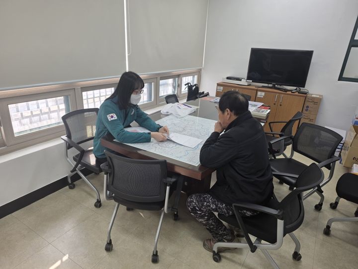 [밀양=뉴시스] 재산관리 담당자가 무안면 행정복지센터에서 민원인에게 공유재산 대부계약에 대해 설명하고 있다. (사진= 밀양시 제공) 2026.02.12. photo@newsis.com *재판매 및 DB 금지