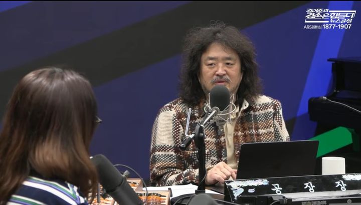 [뉴시스] 전준철 변호사 특검 후보 추천을 둘러싼 책임 공방이 이어지는 가운데 방송인 김어준씨가 정청래 더불어민주당 대표와 이성윤 최고위원에 대한 당내 책임론을 방어하고 나섰다. (사진=김어준의 뉴스공장 유튜브 캡처) *재판매 및 DB 금지