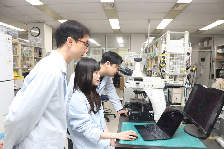 [대전=뉴시스] 백신에 의존하던 기존 감염 대응방식에서 벗어나 감염 발생 전에 우리 몸의 면역을 미리 준비시키는 새로운 감염 예방전략을 제시한 생명공학연구원 감염병연구센터 류충민·서휘원 박사팀의 연구 모습. (사진=생명공학연구원 제공) 2026.02.11. photo@newsis.com *재판매 및 DB 금지