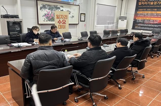 [양산=뉴시스] 양산지청 일자리 수요데이에 참여한 구직자들이 삼흥열처리 회의실에서 면접을 진행하고 있다. (사진=양산지청 제공) 2026.02.11. photo@newsis.com *재판매 및 DB 금지