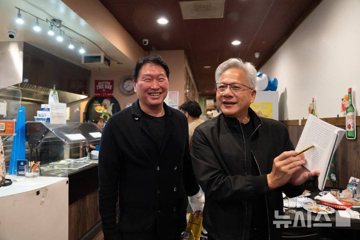 [서울=뉴시스]최태원 SK그룹 회장과 젠슨 황 엔비디아 최고경영자(CEO)가 지난 5일(현지 시각) 미국 실리콘밸리의 한국식 치킨집에서 만났다. (사진=독자 제공) photo@newsis.com