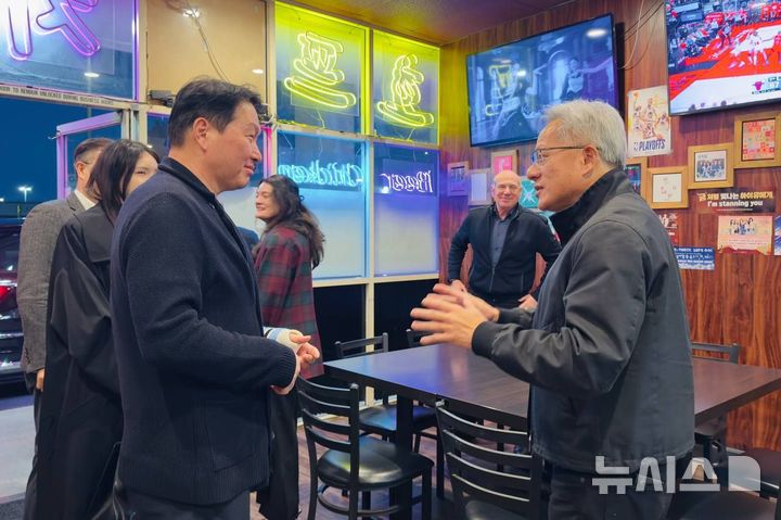 [서울=뉴시스]최태원 SK그룹 회장과 젠슨 황 엔비디아 최고경영자(CEO)가 지난 5일(현지 시각) 미국 실리콘밸리의 한국식 치킨집에서 만났다. (사진=독자 제공) photo@newsis.com