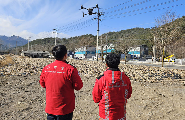 태백국유림관리소 직원들이 산불 예방대책의 일환으로 드론을 활용한 산불예방훈련을 실시하고 있다.(사진=태백국유림관리소 제공) *재판매 및 DB 금지