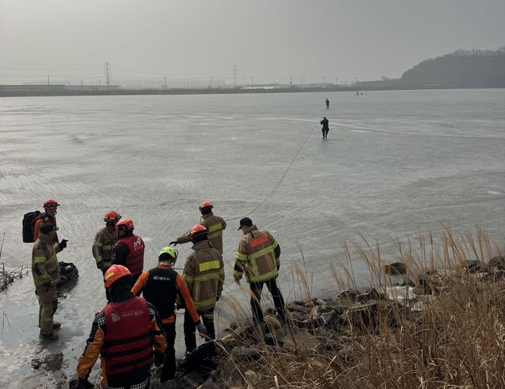 얼어있던 저수지 걷던 남성 빠져…소방 수색 중