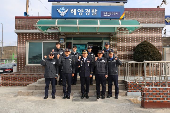 [강릉=뉴시스] 11일 김인창 동해해양청장이 설 연휴를 대비한 비상 대응 일환으로 현장 점검에 나선 가운데 강릉파출소를 방문, 직원들을 격려하고 단체사진을 찍고 있다.(사진=동해해경청 제공)photo@newsis.com *재판매 및 DB 금지