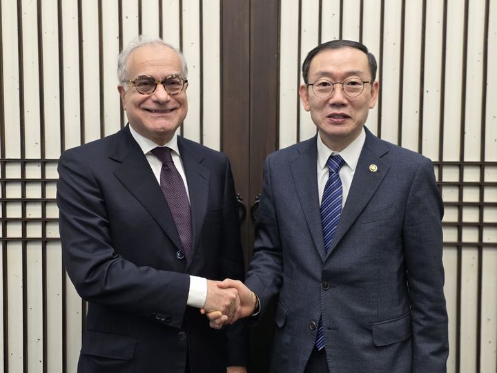 [서울=뉴시스] 이명구 관세청장(오른쪽)이 11일 서울세관에서 우고 아스투토(Ugo ASTUTO) 주한유럽연합 대표부 대사를 만나 양국 간 관세분야 주요현안을 논의한 뒤 기념촬영을 하고 있다.(사진=관세청 제공) *재판매 및 DB 금지