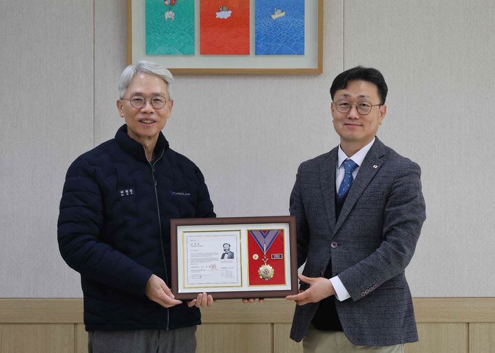 [창원=뉴시스]터보링크, 대한적십자사 회원유공장 최고명예장 수상. (사진=경남적십자사 제공) 2026.02.11.photo@newsis.com *재판매 및 DB 금지