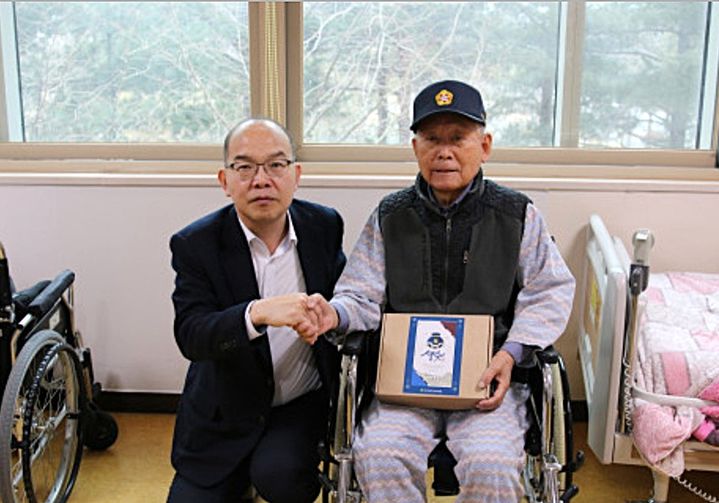 [원주=뉴시스] 윤종진 한국보훈복지의료공단 이사장(왼쪽)이 설 명절을 앞두고 남양주보훈요양원을 방문해 국가유공자를 위문하고 있다. (사진=한국보훈복지의료공단 제공) 2026.02.11. photo@newsis.com *재판매 및 DB 금지