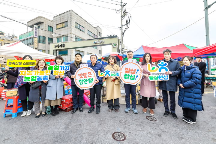 [함안=뉴시스]조근제 함안군수, 가야전통시장 방문. (사진=함안군 제공) 2026.02.11.photo@newsis.com *재판매 및 DB 금지