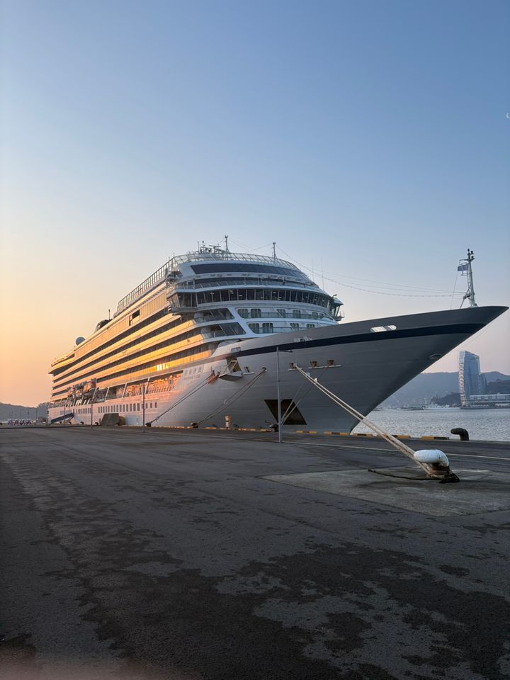 [여수=뉴시스] 11일 여수항에 초호화 크루즈 자오상이둔호가 입항해 있다. (사진=여수광양항만공사 제공) 2026.02.11. photo@newsis.com *재판매 및 DB 금지