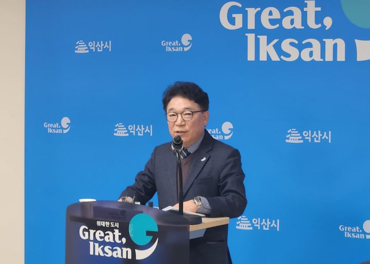  정례 브리핑하는 김우진 청년경제국장(사진=익산시 제공) *재판매 및 DB 금지