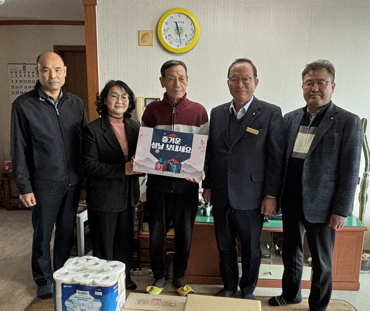 [창원=뉴시스]농협농신보 경남지역보증센터,농산물상품권 및 생필품 전달. (사진=경남농협 제공) 2026.02.11.photo@newsis.com *재판매 및 DB 금지