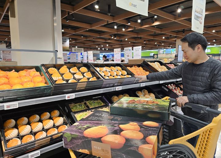 [서울=뉴시스] 이마트 용산점에 핸드캐리 선물세트가 진열돼 있다. (사진=이마트 제공) *재판매 및 DB 금지