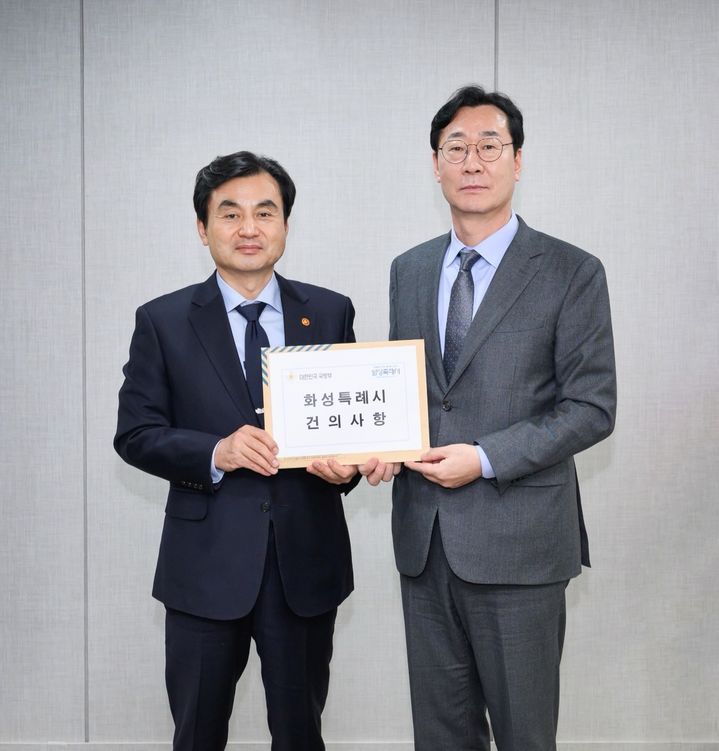 [화성=뉴시스]정명근 화성시장(사진 오른쪽)이 11일 서울 용산 국방부에서 안규백 장관을 만나 화성시의 정책적 입장을 담은 건의문을 전달하고 함께 기념촬영을 하고 있다.(사진=화성시 제공)2026.02.11.photo@newsis.com *재판매 및 DB 금지