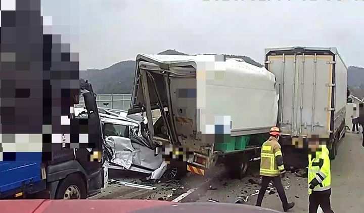 상주영천고속도로 낙동면서 4중 추돌…경상 2명