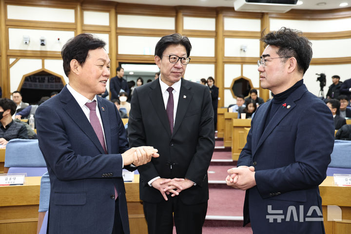 [서울=뉴시스]11일 서울 여의도 국회의원회관 제1소회의실에서 열린 경남·부산 국회의원 19명 공동주최 '경남-부산 행정통합의 방향과 과제 토론회' 현장에서 박완수(맨 왼쪽) 경남도지사와 박형준(가운데) 부산시장이 이성권 국민의힘 국회의원에게 경남-부산 행정통합 관련 입장을 설명하고 있다.(사진=경남도 제공) 2026.02.11. photo@newsis.com