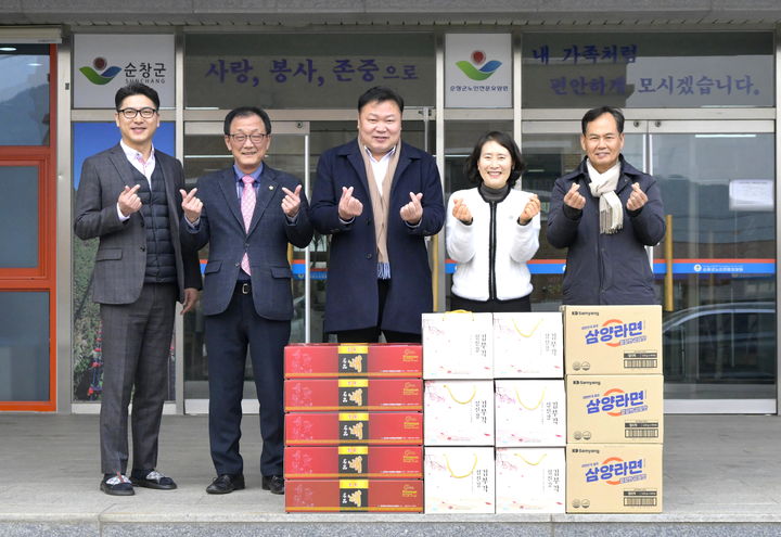 [순창=뉴시스] 설 멸정을 맞아 11일 순창지역 사회복지시설 위문에 나선 순창군의회 손종석 의장(왼쪽 세번째) 등 일행이 노인전문요양원을 찾아 위문품을 전달한 뒤 시설 관계자와 함께 사진을 찍고 있다. *재판매 및 DB 금지