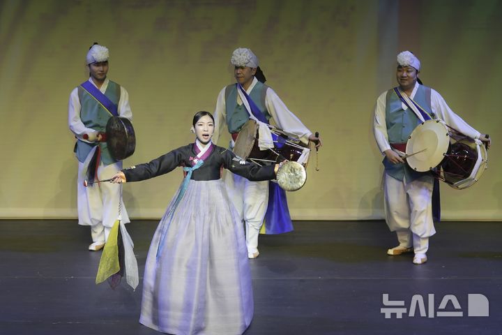 [서울=뉴시스]국립국악원 민속악단의 '비나리' 공연. (사진=국립국악원 제공)