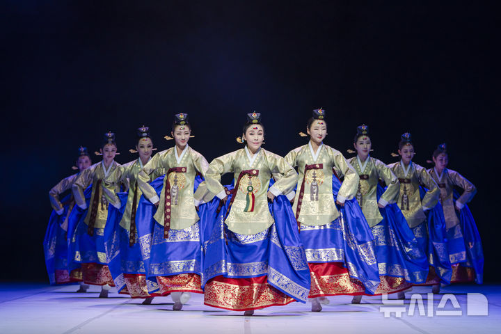 [서울=뉴시스]국립무용단 '축제' 공연. (사진=국립극장 제공)