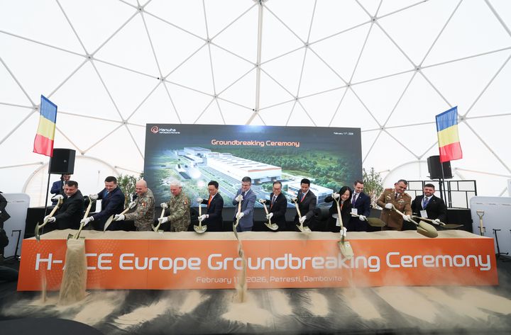 [서울=뉴시스] 2월 11일(현지시간) 루마니아 듬보비차주(州)에서 열린 K9자주포 현지 공장 착공식에서 (왼쪽 다섯번째부터)손재일 한화에어로스페이스 대표이사, 이리네우 다러우 루마니아 경제부장관, 이용철 방위사업청장 등 참석자들이 시삽식을 하고 있다. (사진=방위사업청 제공) 2026.02.11. photo@newsis.com *재판매 및 DB 금지